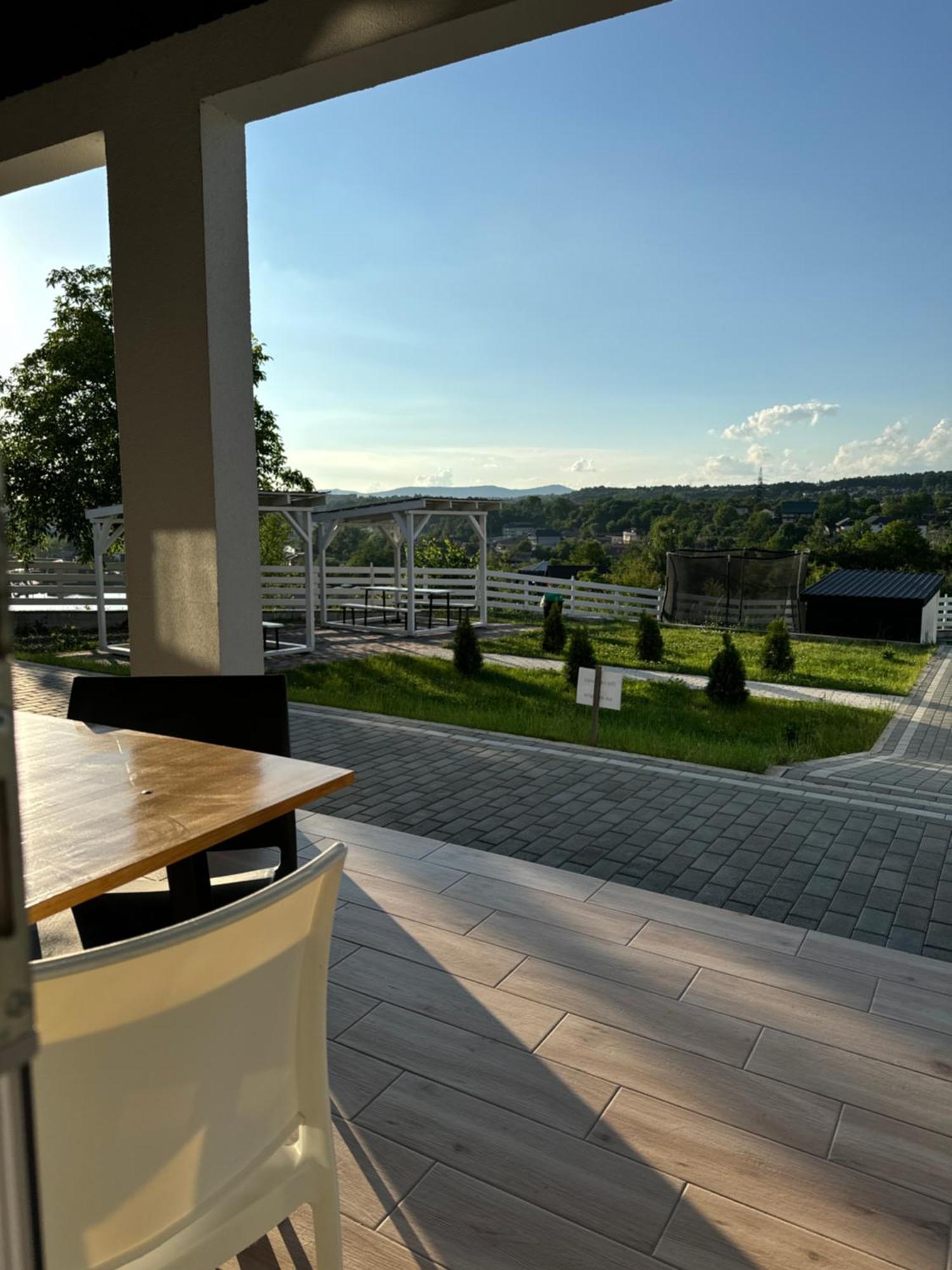 Modern House Hotel Solotvyno Ngoại thất bức ảnh