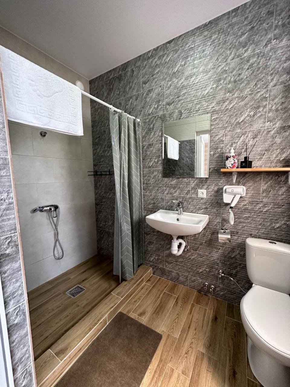 Modern House Hotel Solotvyno Ngoại thất bức ảnh