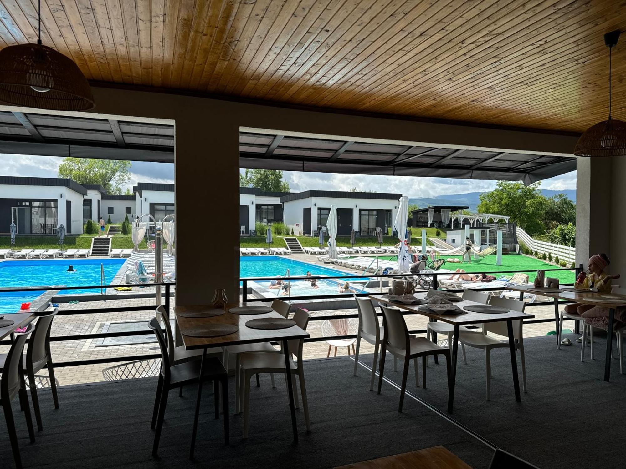 Modern House Hotel Solotvyno Ngoại thất bức ảnh